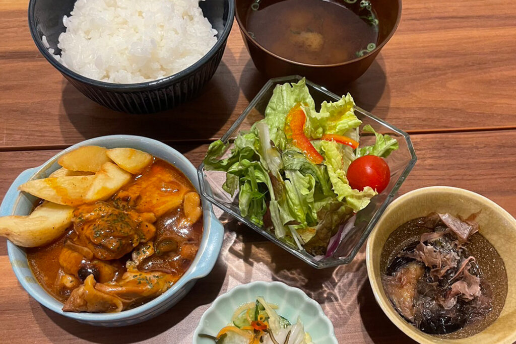 煮込みチキン定食。富山県砺波市の定食・居酒屋サンタス食堂のフードメニュー