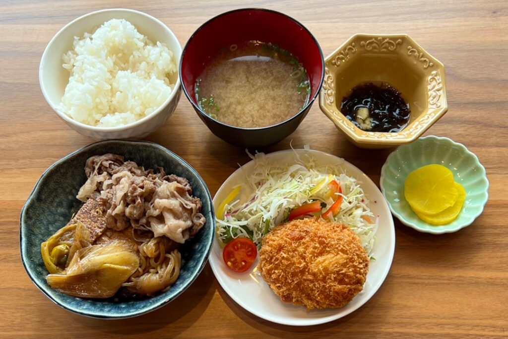 肉豆腐＆コロッケ定食。富山県砺波市の定食・居酒屋サンタス食堂のフードメニュー