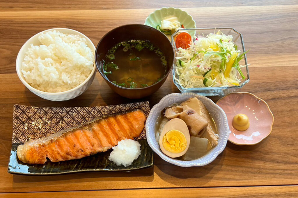 鮭の塩焼き定食。富山県砺波市の定食・居酒屋サンタス食堂のフードメニュー