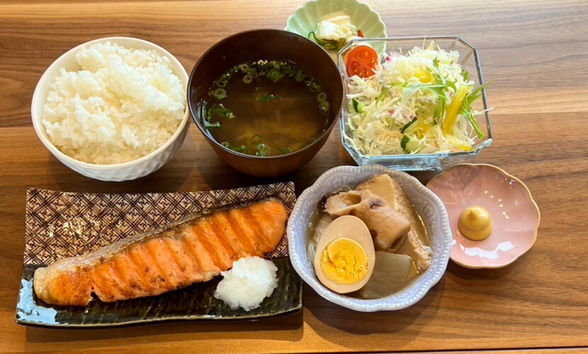 鮭の塩焼き定食。富山県砺波市の定食・居酒屋サンタス食堂のフードメニュー