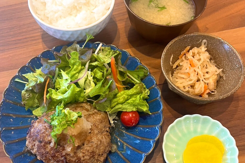 おろしポン酢ハンバーグ定食。富山県砺波市の定食・居酒屋サンタス食堂のフードメニュ。