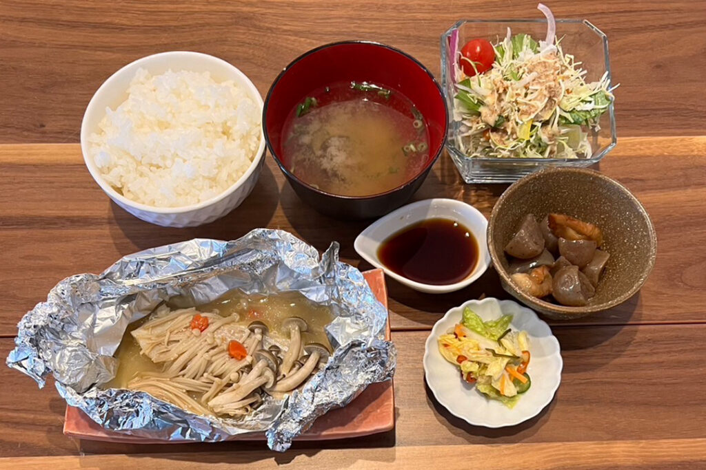 たらのきのこホイル焼定食。富山県砺波市の定食・居酒屋サンタス食堂のフードメニュ。