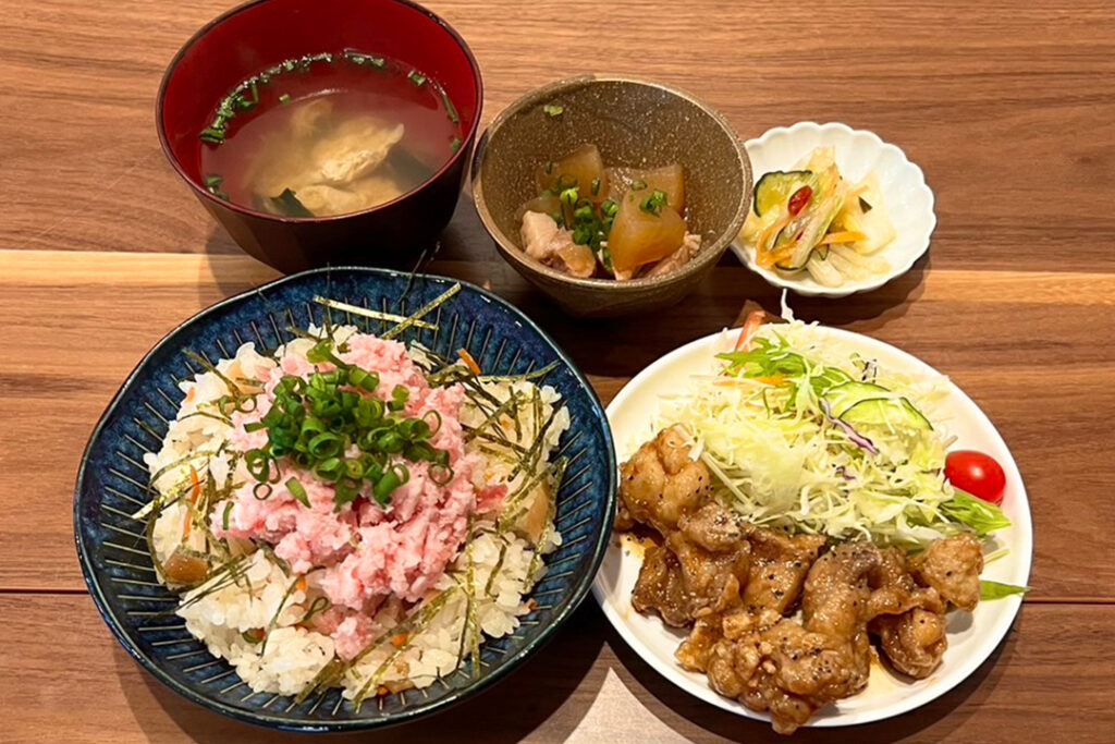 ちらし寿司ねぎとろのせ定食。富山県砺波市の定食・居酒屋サンタス食堂のフードメニュー