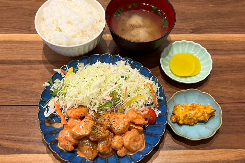 エビとじゃがいものオーロラ炒め定食。富山県砺波市の定食・居酒屋サンタス食堂のフードメニュ。