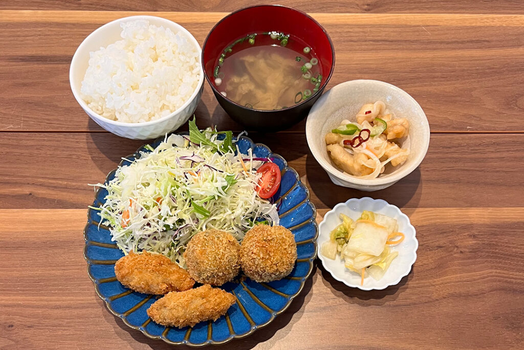 カキフライ＆かぼちゃコロッケ定食。富山県砺波市の定食・居酒屋サンタス食堂のフードメニュ。