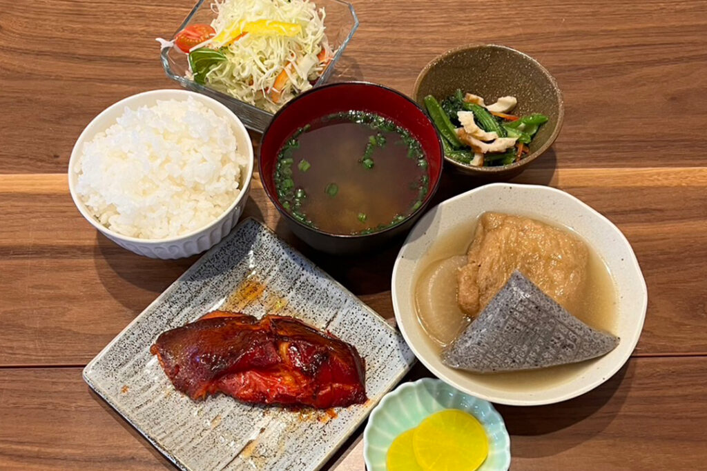 カレイのみりん漬焼定食。富山県砺波市の定食・居酒屋サンタス食堂のフードメニュ。