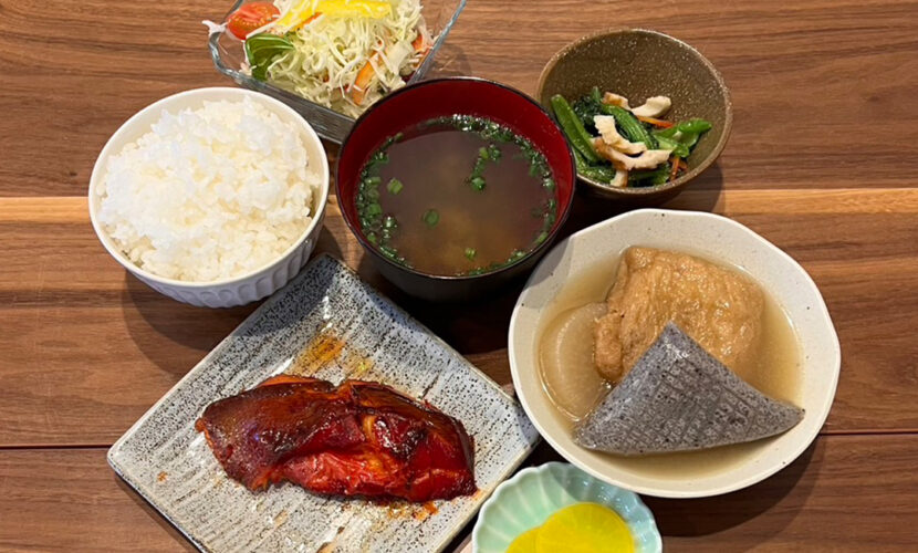 カレイのみりん漬焼定食。富山県砺波市の定食・居酒屋サンタス食堂のフードメニュ。