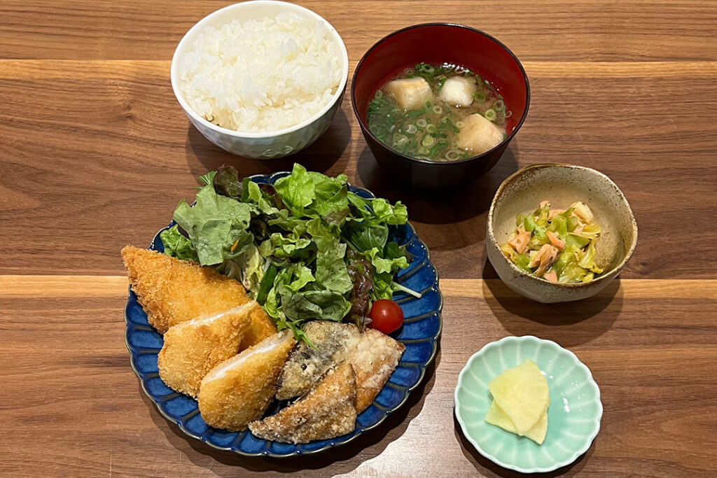 シーフードフライ定食。富山県砺波市の定食・居酒屋サンタス食堂のフードメニュー