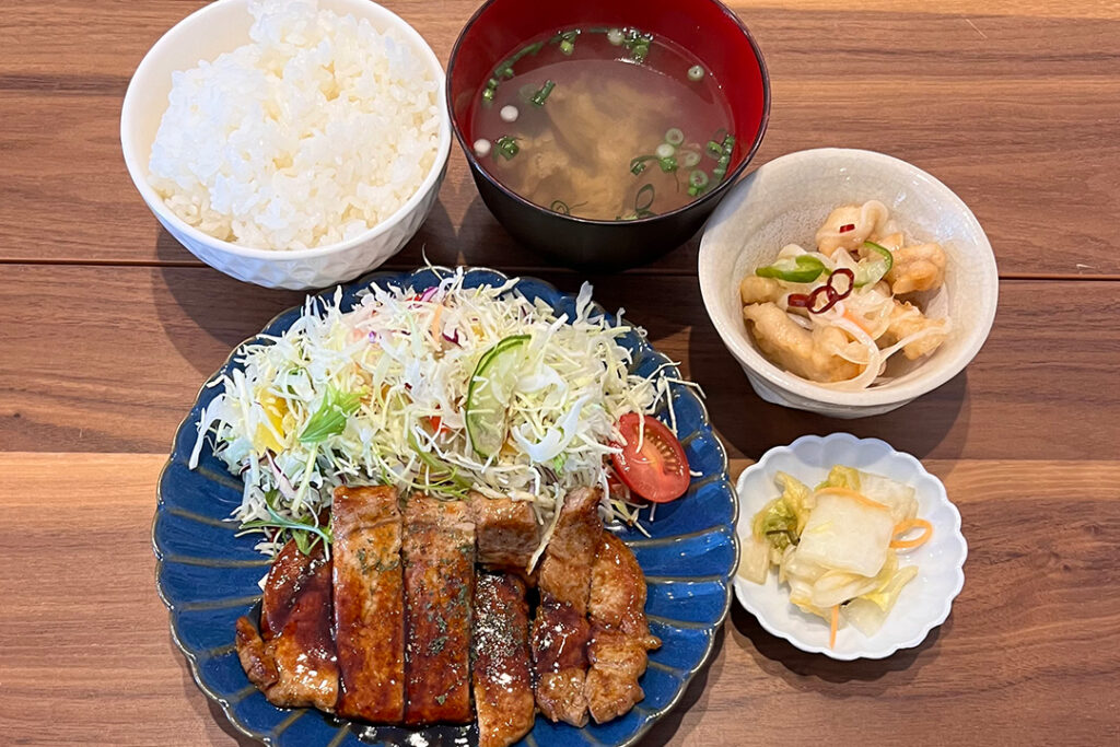 トンテキ定食。富山県砺波市の定食・居酒屋サンタス食堂のフードメニュ。