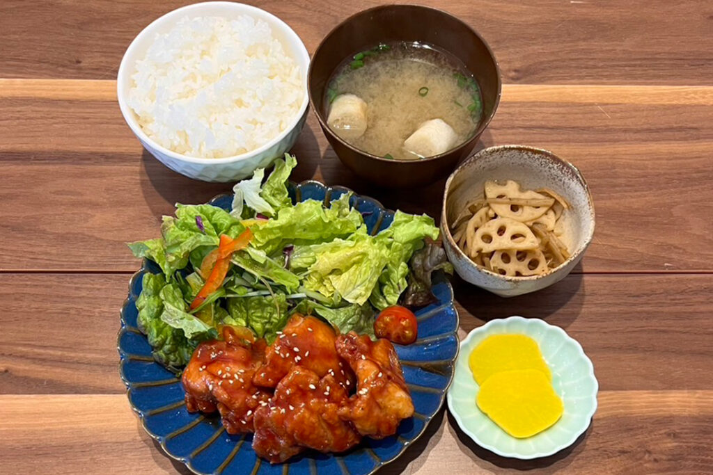 ヤンニョムチキン定食。富山県砺波市の定食・居酒屋サンタス食堂のフードメニュ。