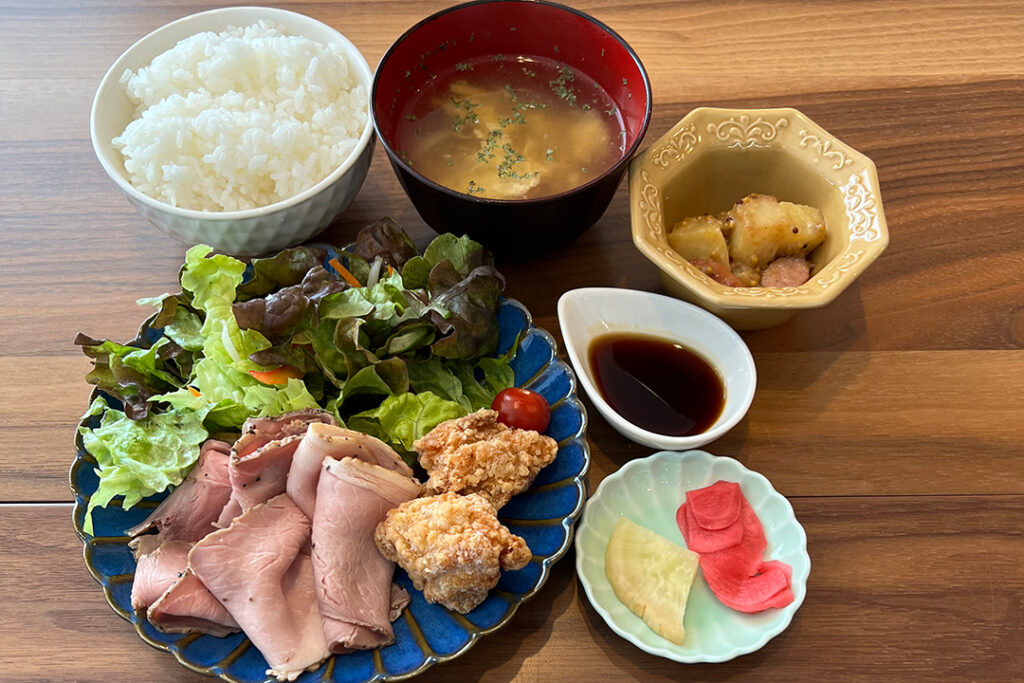 ローストポーク定食。富山県砺波市の定食・居酒屋サンタス食堂のフードメニュー