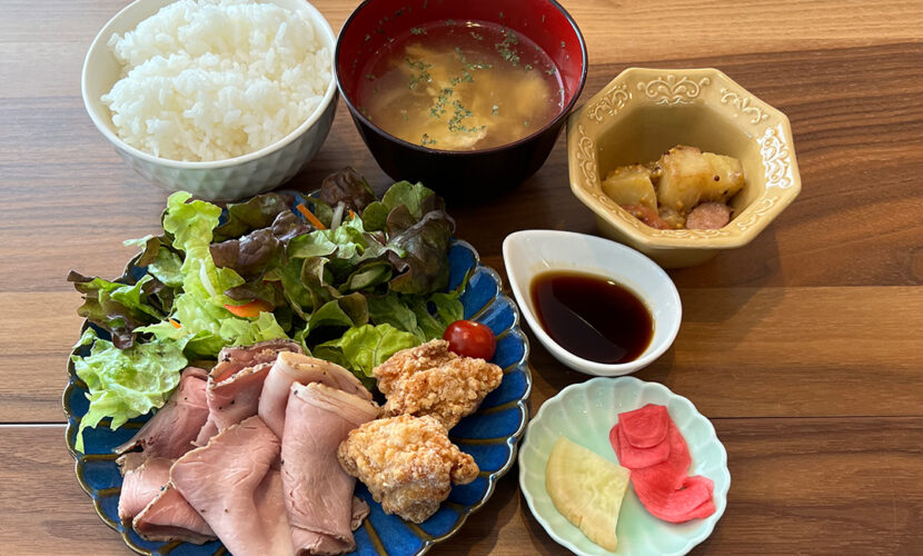 ローストポーク定食。富山県砺波市の定食・居酒屋サンタス食堂のフードメニュ。