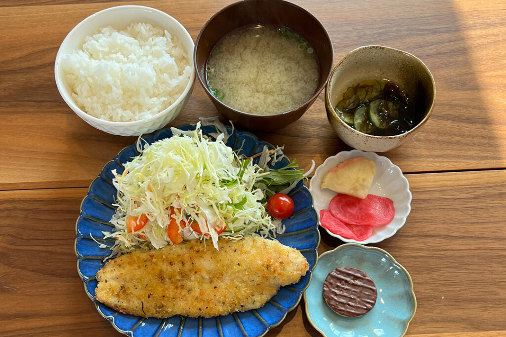 白身魚のチーズパン粉定食。富山県砺波市の定食・居酒屋サンタス食堂のフードメニュ。