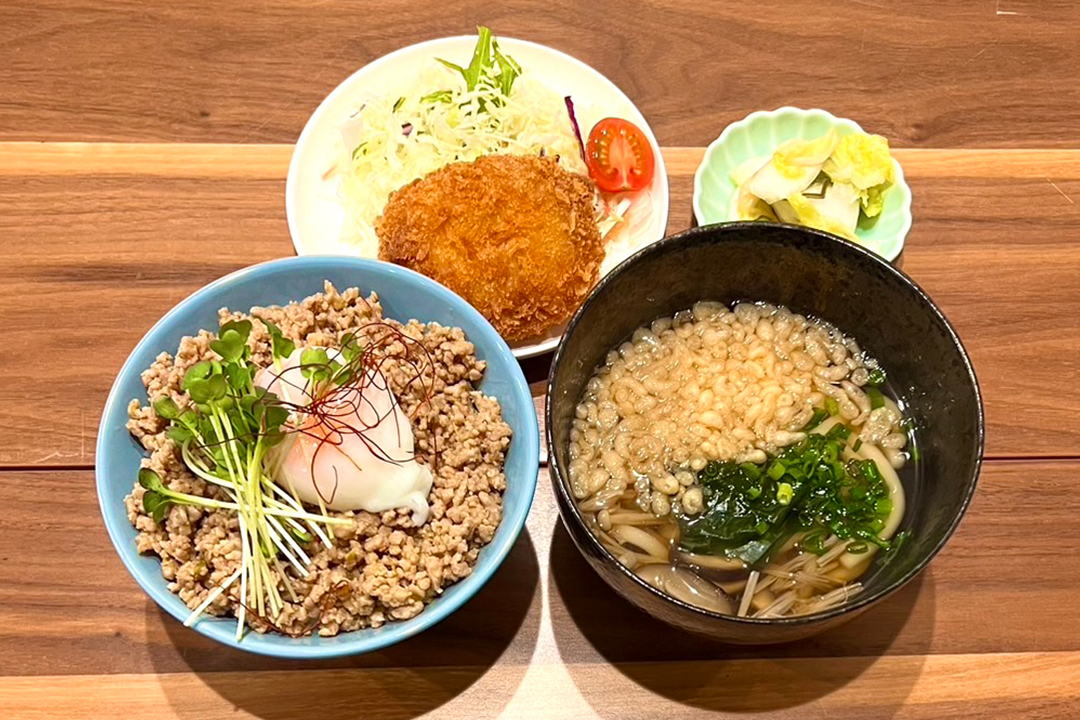 肉味噌丼＆ミニうどん定食。富山県砺波市の定食・居酒屋サンタス食堂のフードメニュ。