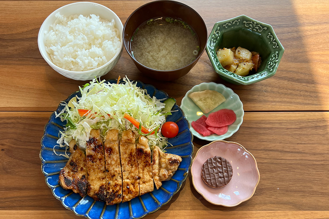 豚ロースの味噌漬焼定食。富山県砺波市の定食・居酒屋サンタス食堂のフードメニュ。