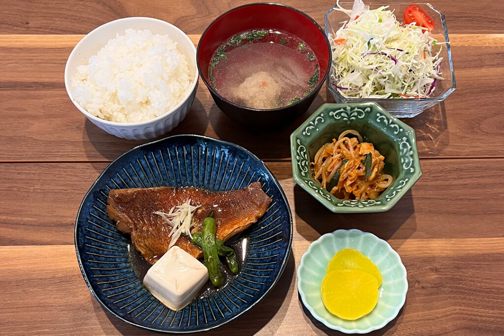 赤魚の煮付け定食。富山県砺波市の定食・居酒屋サンタス食堂のフードメニュ。