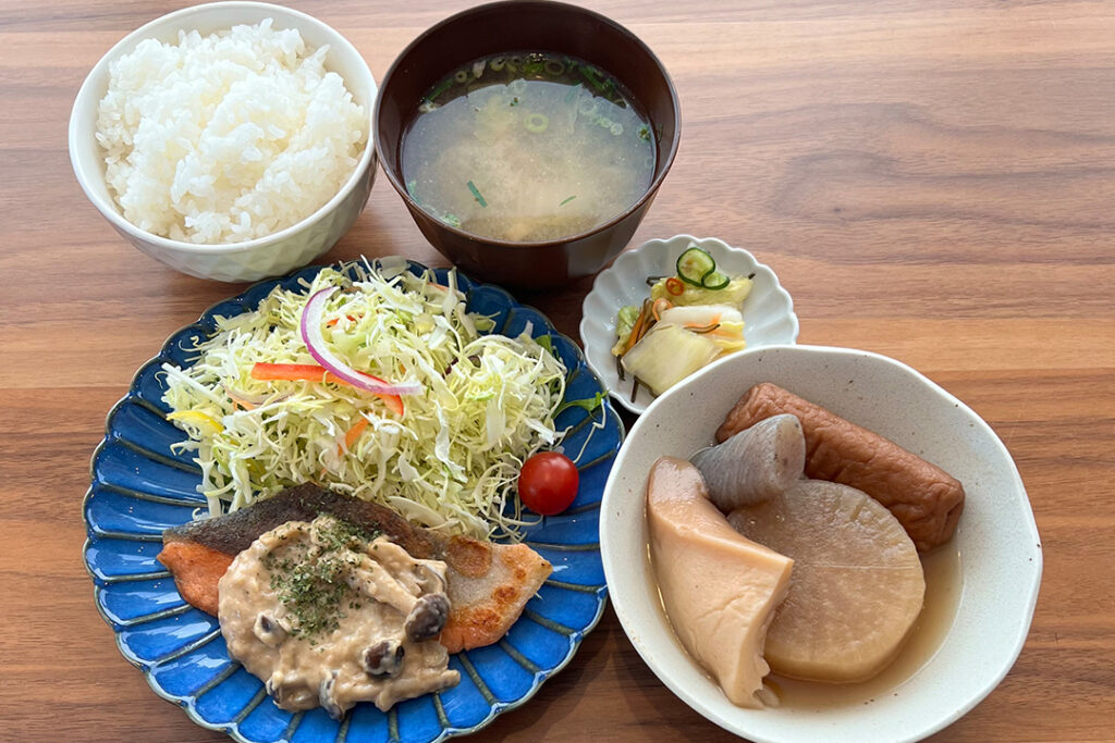 鮭のソテークリームソース定食。富山県砺波市の定食・居酒屋サンタス食堂のフードメニュー