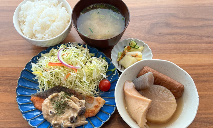 鮭のソテークリームソース定食。富山県砺波市の定食・居酒屋サンタス食堂のフードメニュー