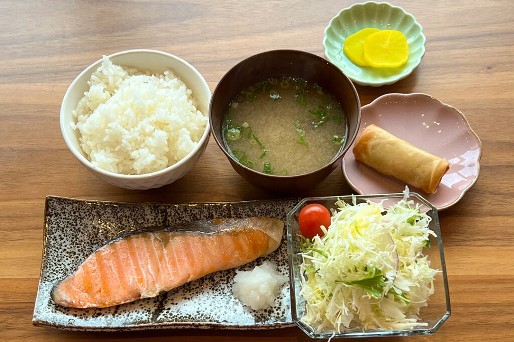 鮭の塩焼き定食。富山県砺波市の定食・居酒屋サンタス食堂のフードメニュー