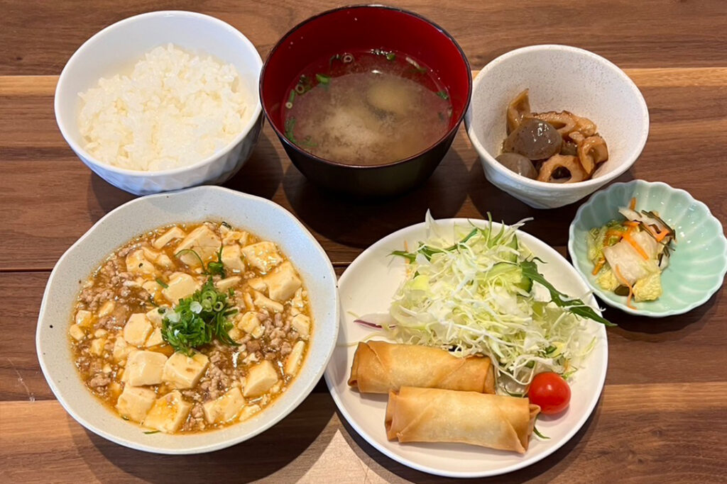 麻婆豆腐＆春巻定食。富山県砺波市の定食・居酒屋サンタス食堂のフードメニュ。