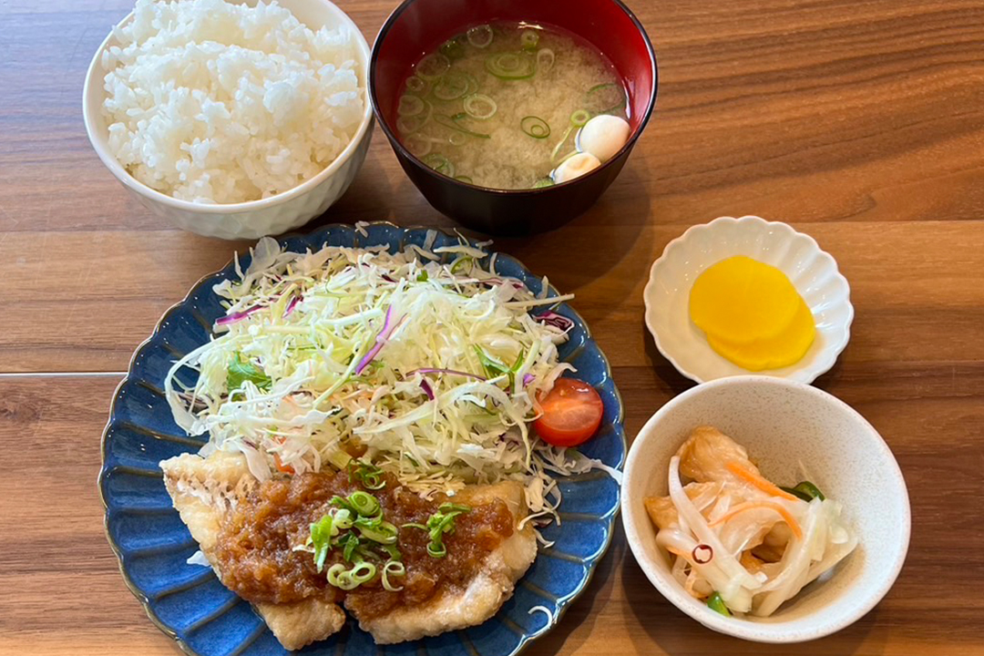 たらのおろしポン酢がけ定食。富山県砺波市の定食・居酒屋サンタス食堂のフードメニュー。