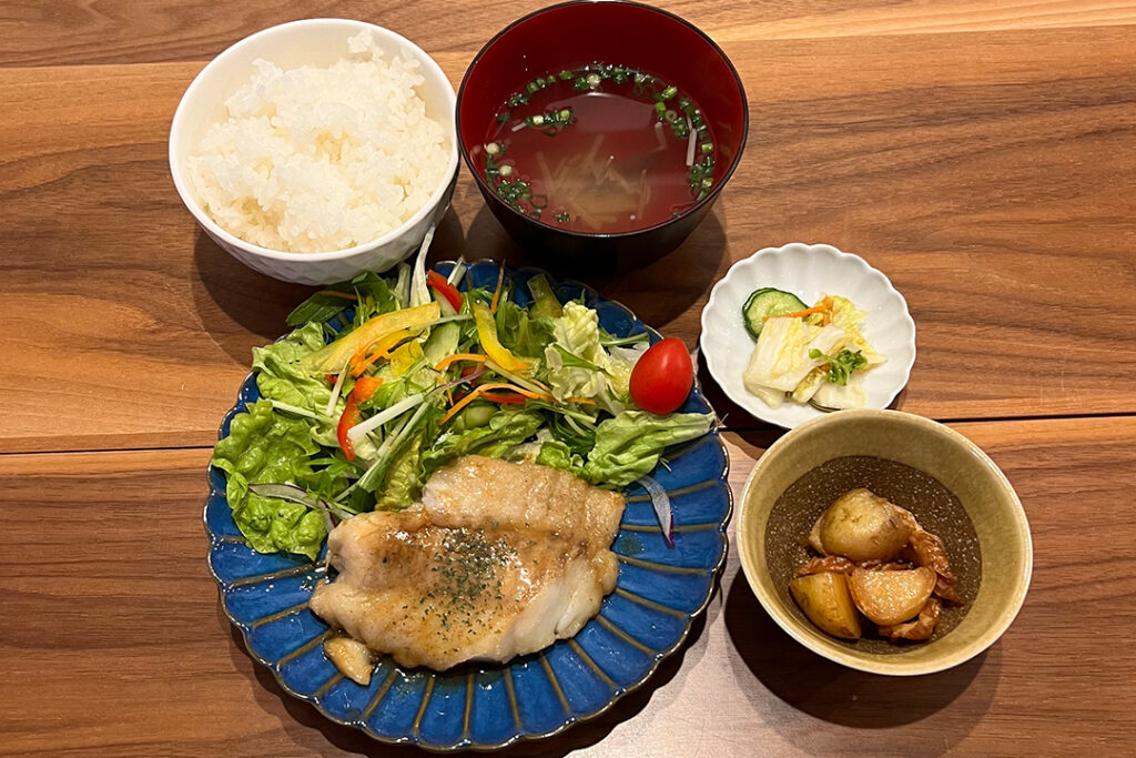 たらのムニエル定食。富山県砺波市の定食・居酒屋サンタス食堂のフードメニュー。