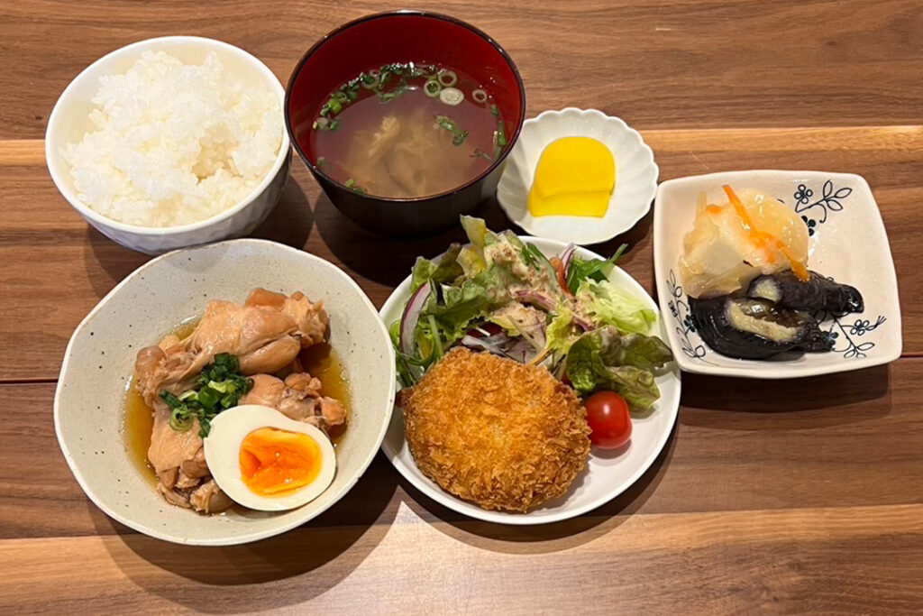 ほろほろ鶏定食。富山県砺波市の定食・居酒屋サンタス食堂のフードメニュー。