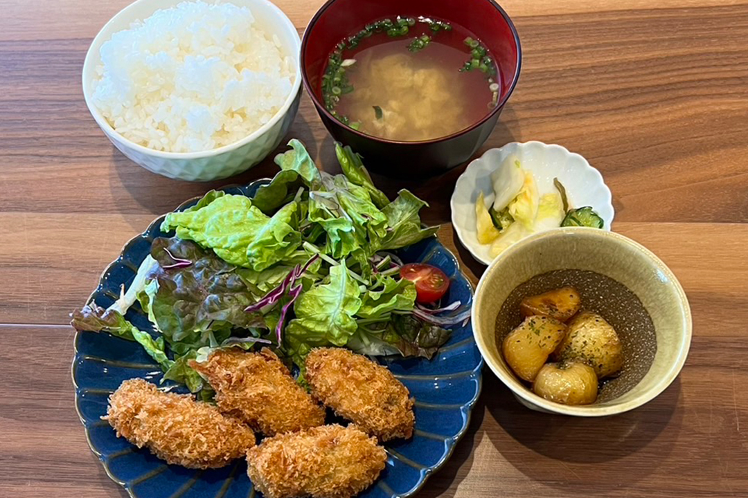カキフライ定食。富山県砺波市の定食・居酒屋サンタス食堂のフードメニュー。