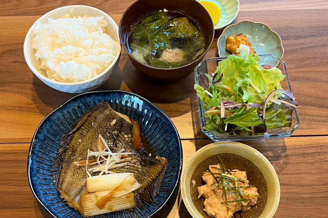 カレイの煮付け定食。富山県砺波市の定食・居酒屋サンタス食堂のフードメニュー。