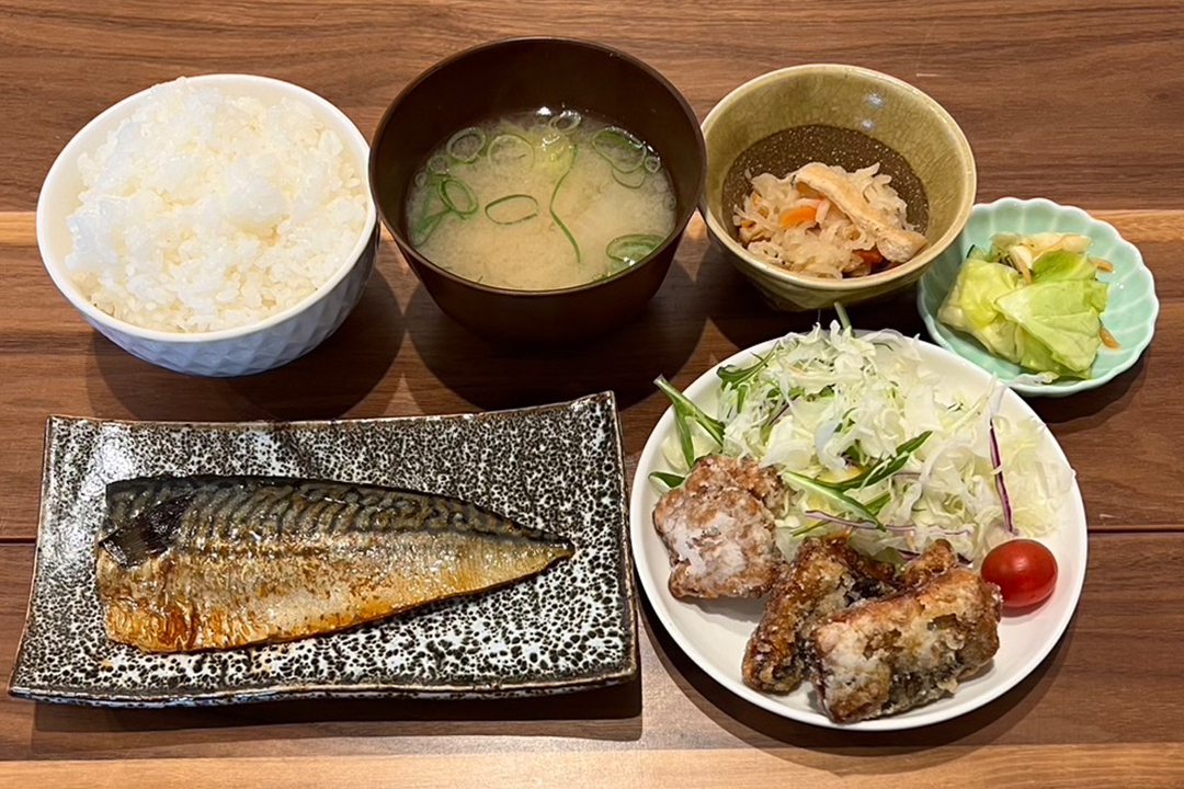 サバの照焼き定食。富山県砺波市の定食・居酒屋サンタス食堂のフードメニュー。