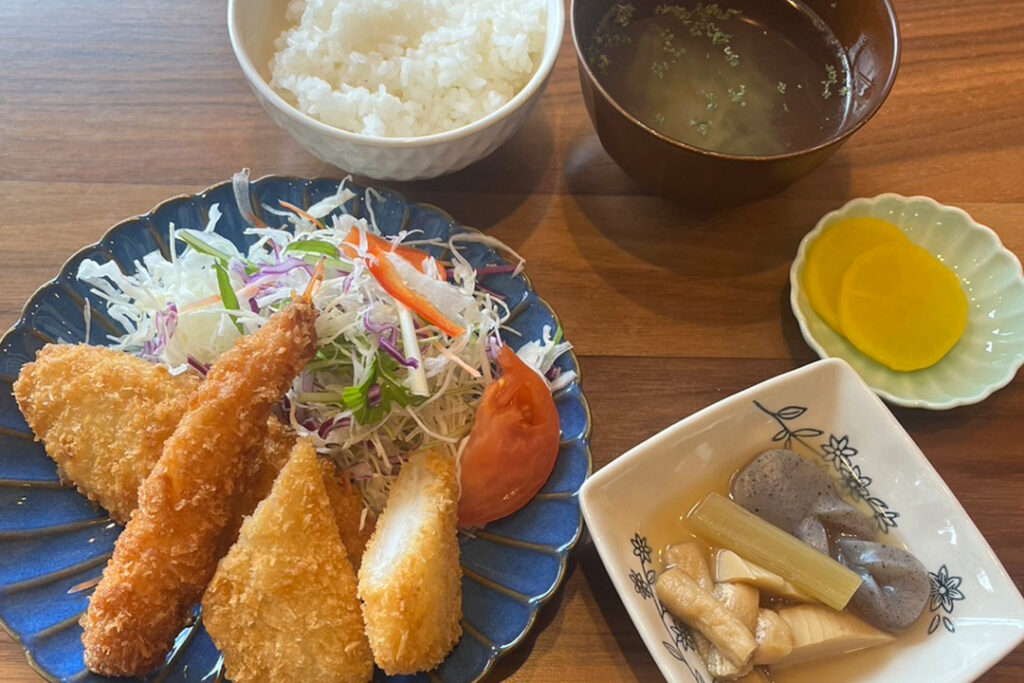 シーフードフライ定食。富山県砺波市の定食・居酒屋サンタス食堂のフードメニュー。