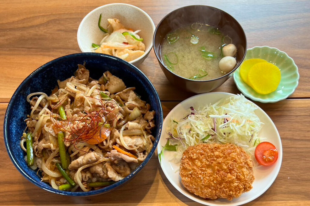 スタミナ丼定食。富山県砺波市の定食・居酒屋サンタス食堂のフードメニュー。