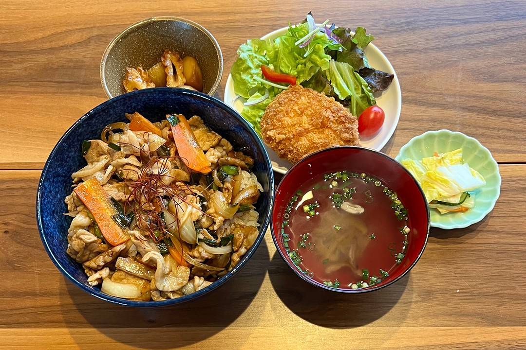 スタミナ丼定食。富山県砺波市の定食・居酒屋サンタス食堂のフードメニュー。