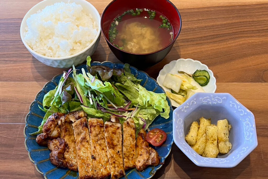 トンテキ定食。富山県砺波市の定食・居酒屋サンタス食堂のフードメニュー。