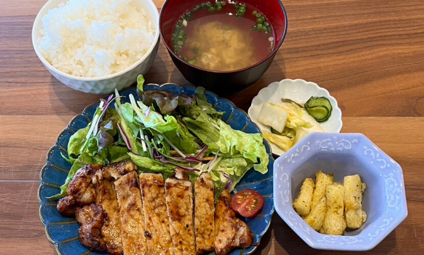 トンテキ定食。富山県砺波市の定食・居酒屋サンタス食堂のフードメニュー。