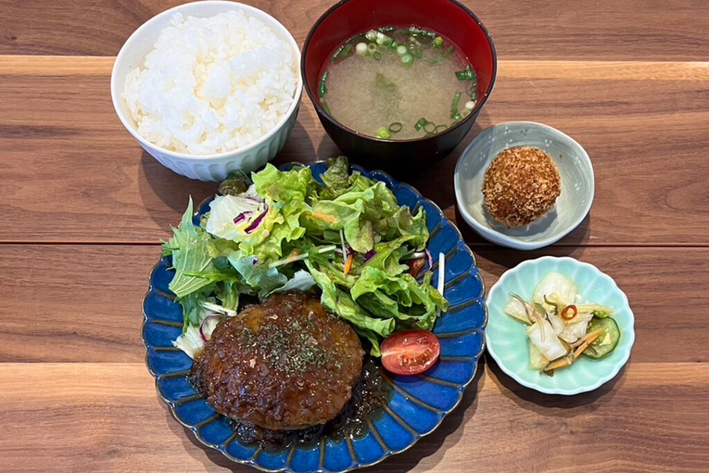 ハンバーグオニポンソース定食。富山県砺波市の定食・居酒屋サンタス食堂のフードメニュ。