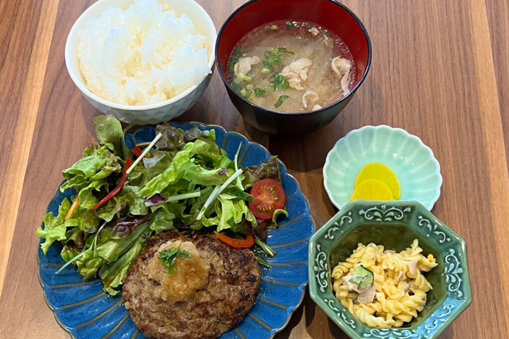 和風おろしハンバーグ定食。富山県砺波市の定食・居酒屋サンタス食堂のフードメニュー。