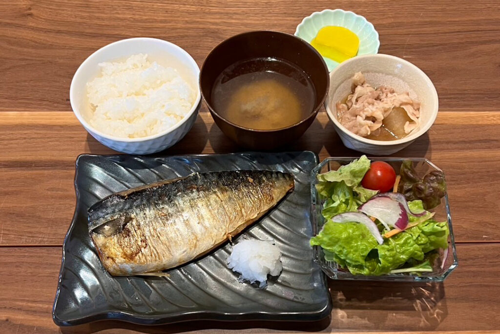 大きなサバの塩焼き定食。富山県砺波市の定食・居酒屋サンタス食堂のフードメニュー。