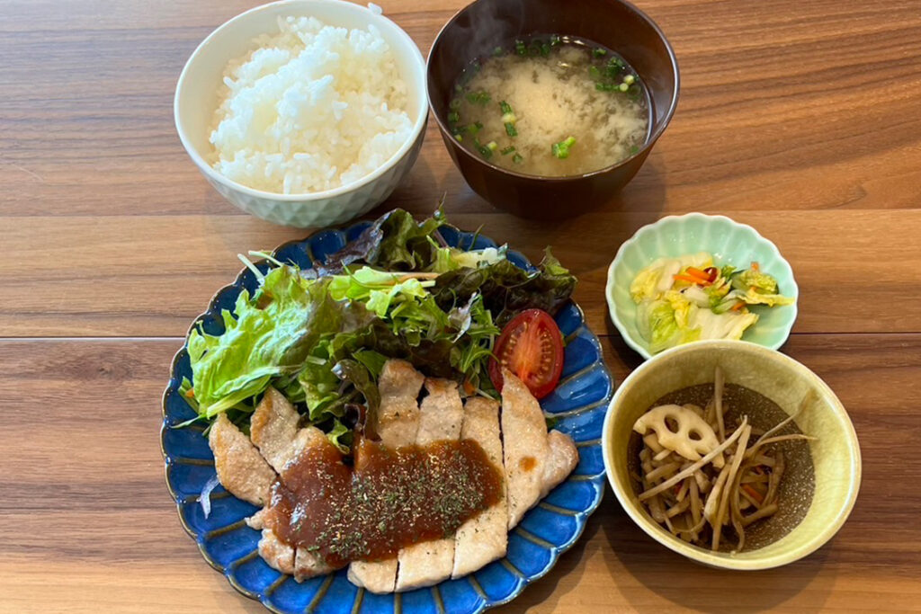 豚のソテー柚子醤油ソース定食。富山県砺波市の定食・居酒屋サンタス食堂のフードメニュー。