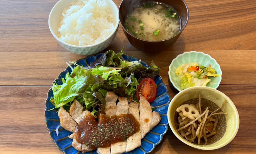 ポークソテー柚子醤油ソース定食。富山県砺波市の定食・居酒屋サンタス食堂のフードメニュー。