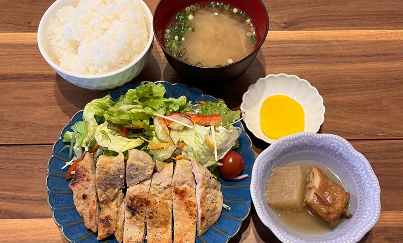 豚ロースの味噌焼き定食。富山県砺波市の定食・居酒屋サンタス食堂のフードメニュー。