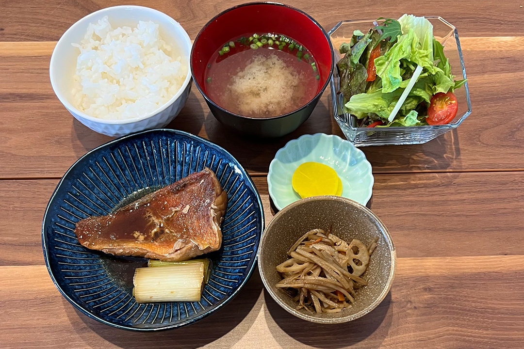 赤魚の煮付け定食。富山県砺波市の定食・居酒屋サンタス食堂のフードメニュー。