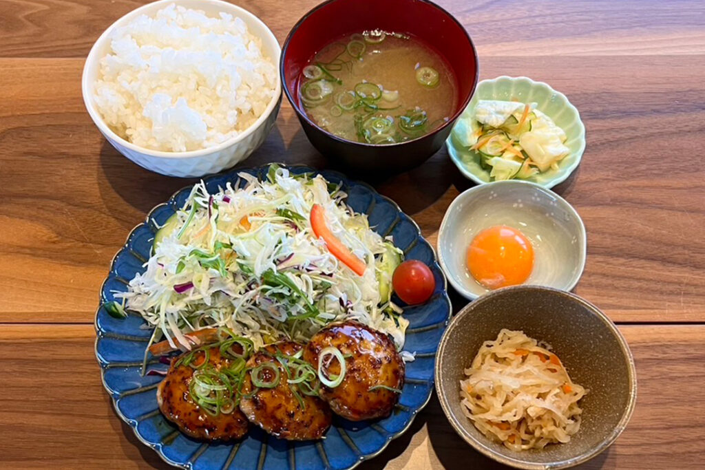 鶏つみれの照焼き定食。富山県砺波市の定食・居酒屋サンタス食堂のフードメニュー。