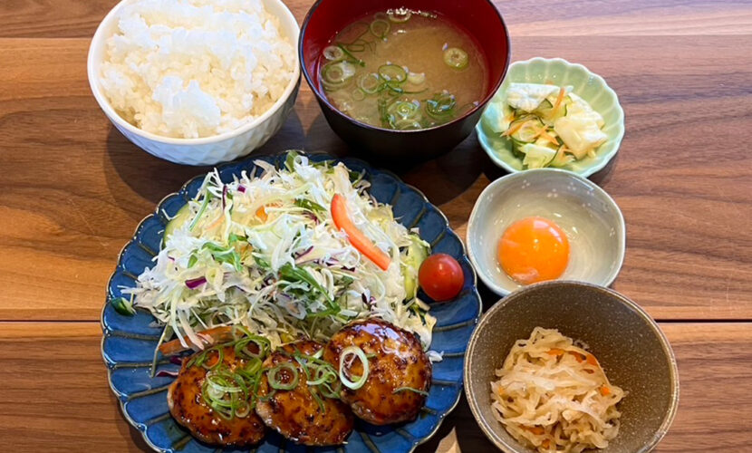 鶏つみれの照焼き定食。富山県砺波市の定食・居酒屋サンタス食堂のフードメニュー。