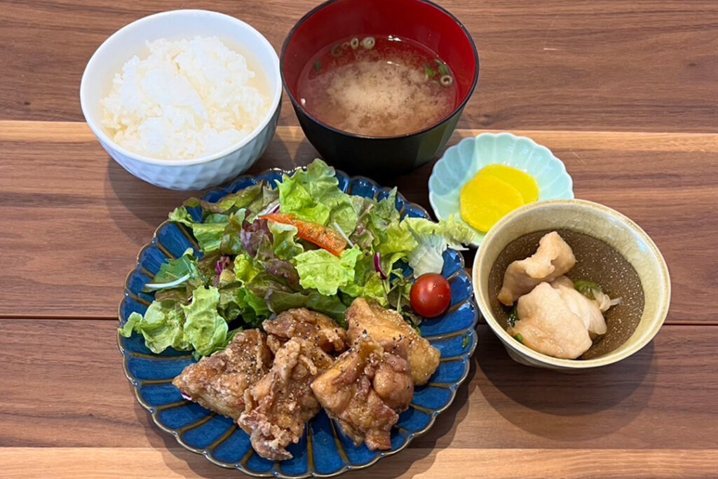 鶏の甘辛だれ定食。富山県砺波市の定食・居酒屋サンタス食堂のフードメニュー。
