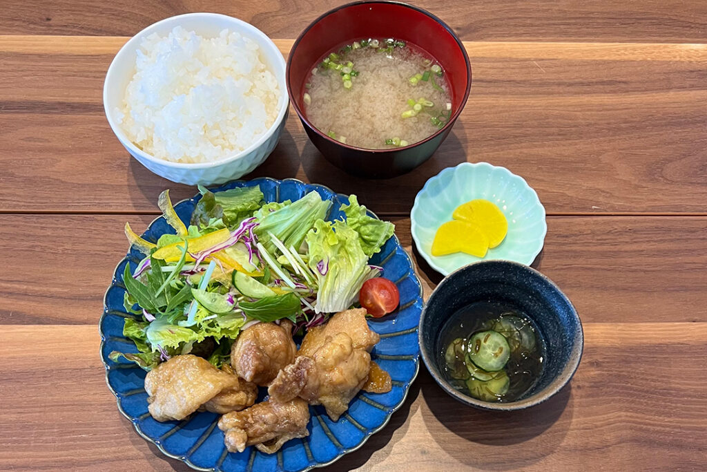鶏の甘辛柚子胡椒定食。富山県砺波市の定食・居酒屋サンタス食堂のフードメニュー。