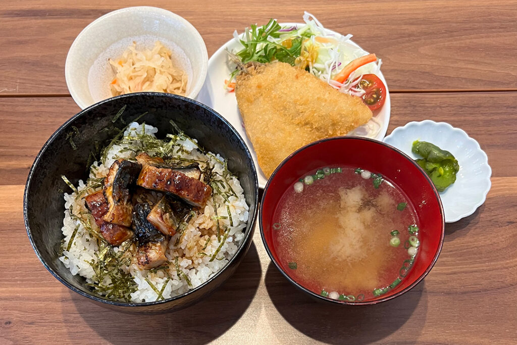 うなぎご飯＆アジフライ定食。富山県砺波市の定食・居酒屋サンタス食堂のフードメニュー。