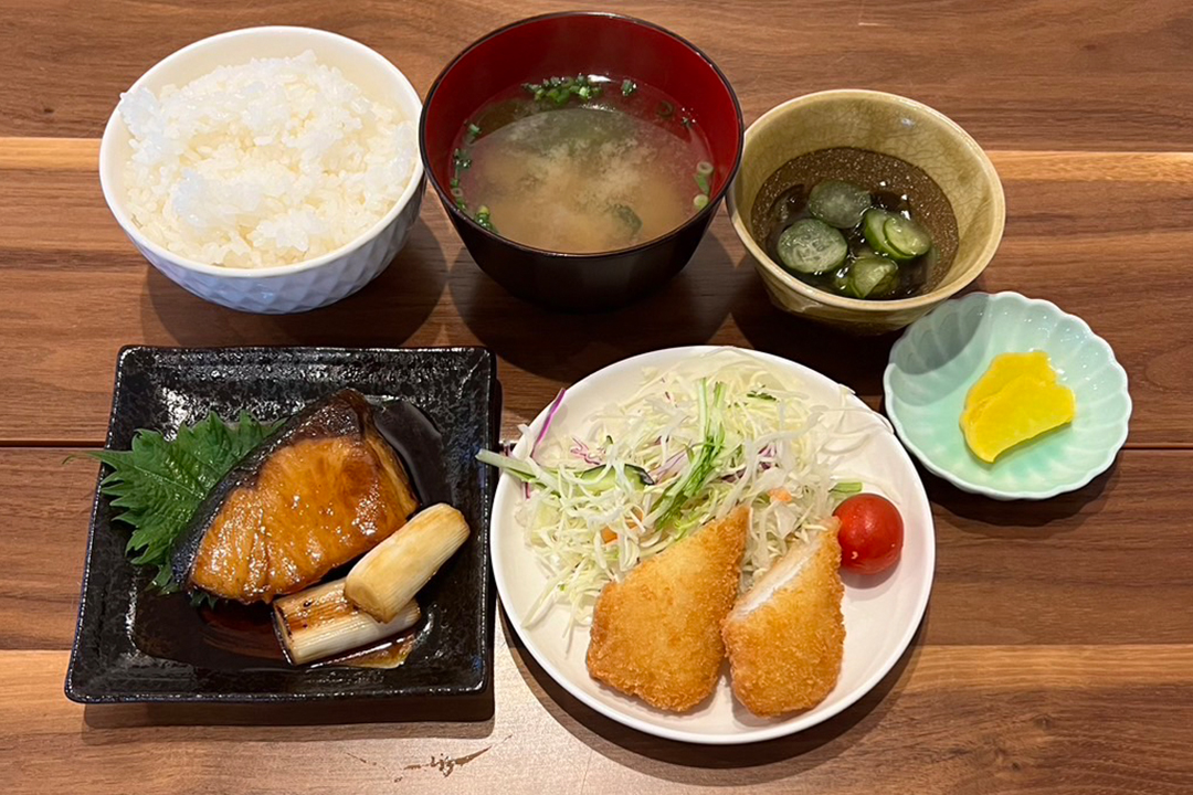 ぶりの照焼定食。富山県砺波市の定食・居酒屋サンタス食堂のフードメニュー。