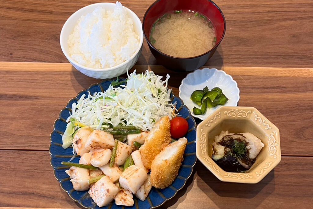 イカの明太ソース炒め・イカのフライ定食。富山県砺波市の定食・居酒屋サンタス食堂のフードメニュー。