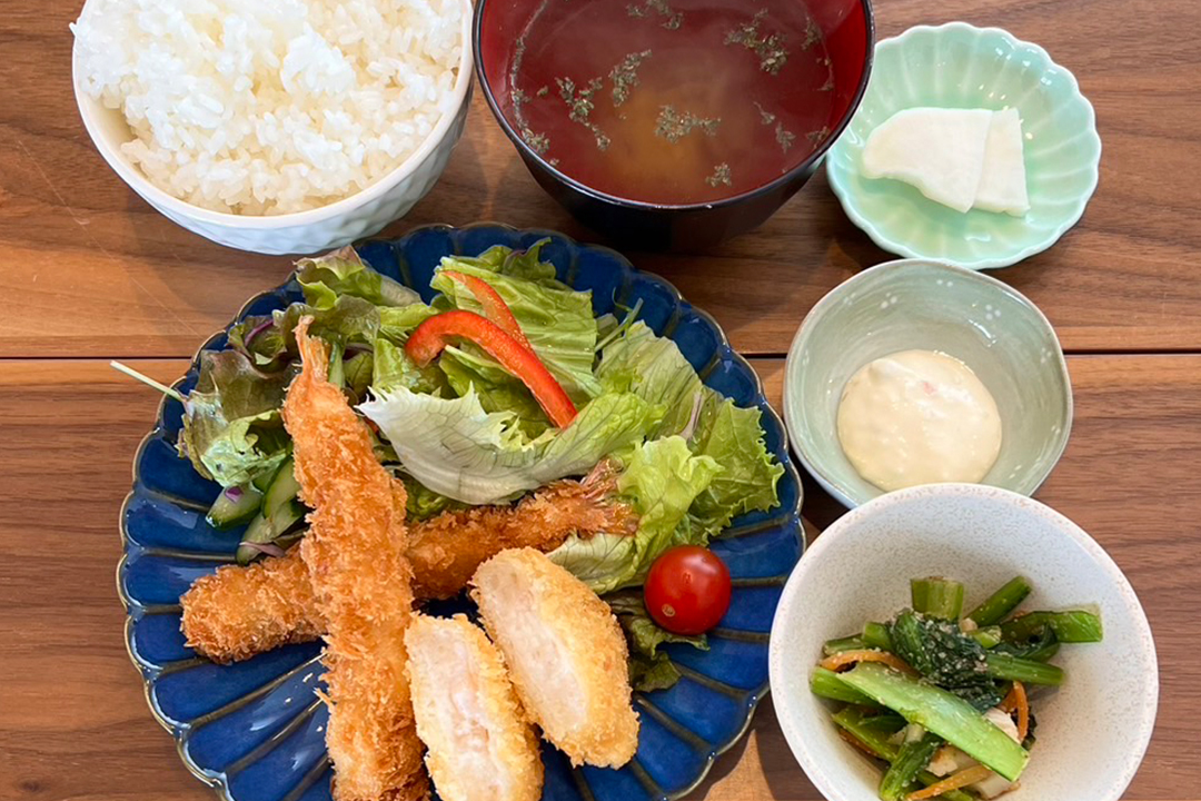 エビフライ＆エビカツ定食。富山県砺波市の定食・居酒屋サンタス食堂のフードメニュー。